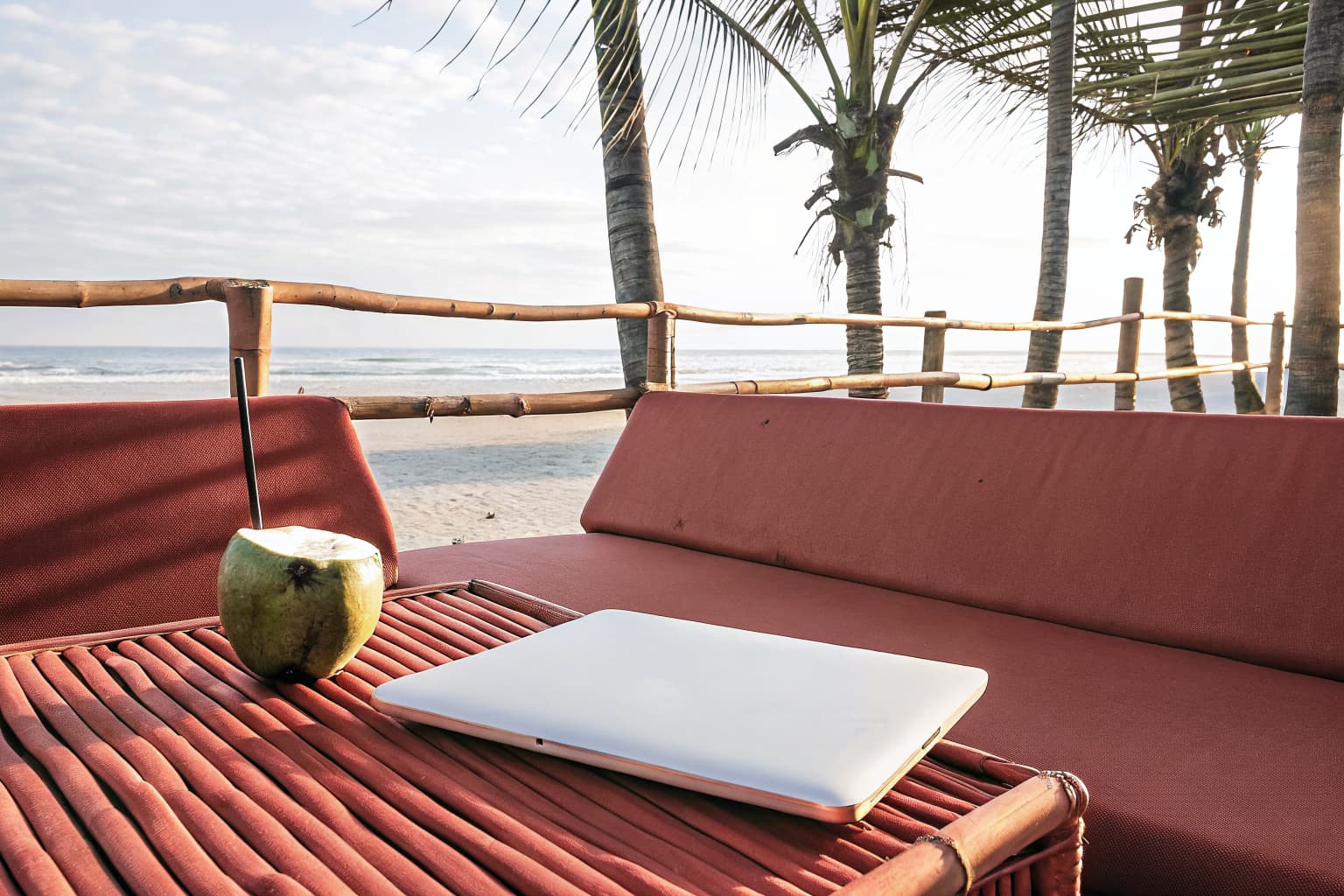 Remote Worker KITAS (E33G): Panduan Lengkap Visa Digital Nomad